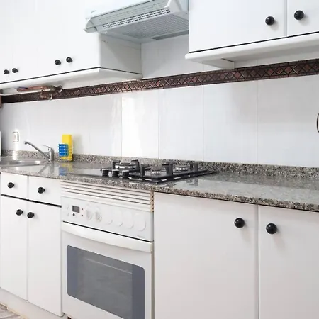 Avg Alvaro De Albornoz 19 شقة